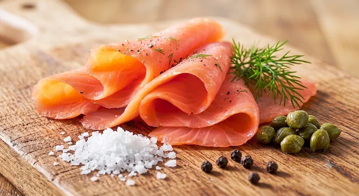 Cold-smoked salmon slices with dill and capers